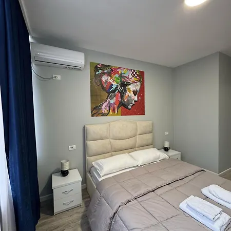 Denny's Center 2 Apartment