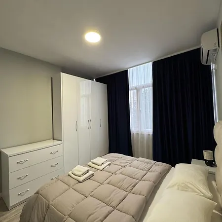 Denny's Center 2 Apartment *